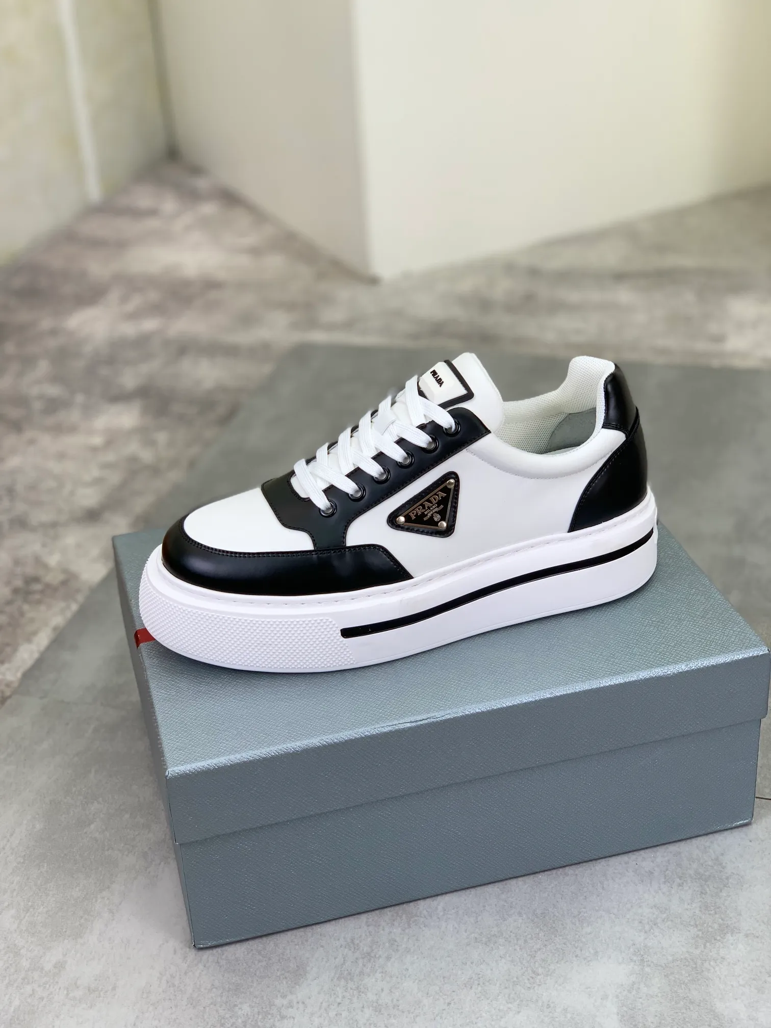 Men's shoes 💰P580 new (higher version) new models are available at PRADA counters simultaneously, new men's shoes, 😘 fabrics are selected from original calfskin. First layer of imported silk cowhide lining. The original version is awesome! 👍🏿Original open-molded non-slip PU outsole, with exquisite lines, simple and elegant, super comfortable and classy on foot, suitable for leisure travel. Code number: 38 to 44 (45 customized) 4️⃣ colors available
